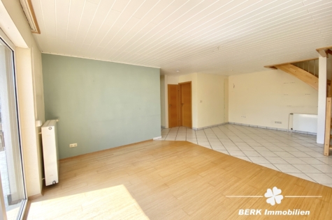 BERK Immobilien – Seltene Gelegenheit: Maisonettewohnung mit Charme in Waldrandlage von Obertshausen - Wohn-Ess-Zimmer (2) (124514)
