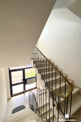 BERK Immobilien – Seltene Gelegenheit: Maisonettewohnung mit Charme in Waldrandlage von Obertshausen - Treppenhaus (124522)