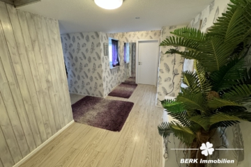 BERK Immobilien – Ihr neues Zuhause mit viel Platz und Potenzial in Erlenbach am Main - Flur OG (106539)