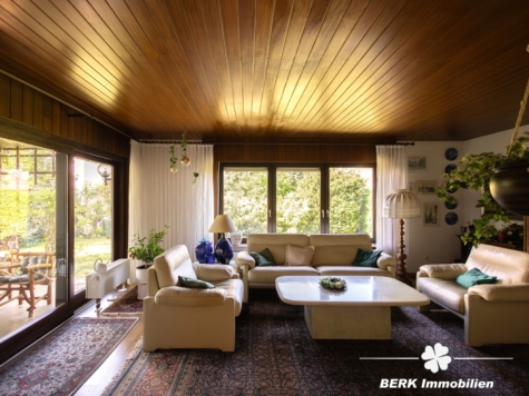 BERK Immobilien – Charmanter Bungalow mit Gartenidylle und viel Potenzial in Sulzbach am Main - Wohnzimmer (122932)