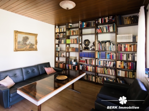 BERK Immobilien – Charmanter Bungalow mit Gartenidylle und viel Potenzial in Sulzbach am Main - Lounge (122935)
