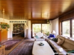 Wohnzimmer - BERK Immobilien – Charmanter Bungalow mit Gartenidylle und viel Potenzial in Sulzbach am Main
