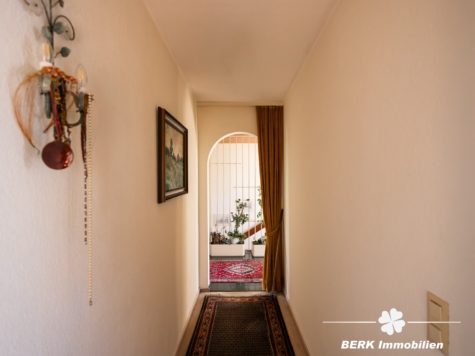 BERK Immobilien – Charmanter Bungalow mit Gartenidylle und viel Potenzial in Sulzbach am Main - Flur (122942)