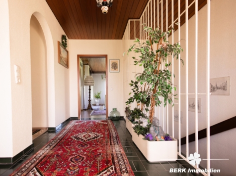 BERK Immobilien – Charmanter Bungalow mit Gartenidylle und viel Potenzial in Sulzbach am Main - Flur (122941)