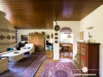 Wohnzimmer - BERK Immobilien – Charmanter Bungalow mit Gartenidylle und viel Potenzial in Sulzbach am Main