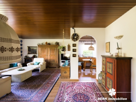 BERK Immobilien – Charmanter Bungalow mit Gartenidylle und viel Potenzial in Sulzbach am Main - Wohnzimmer (122933)