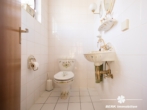 Gäste-WC - BERK Immobilien – Charmanter Bungalow mit Gartenidylle und viel Potenzial in Sulzbach am Main