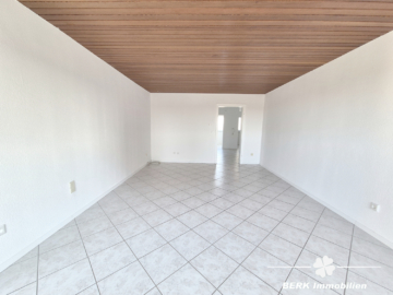 BERK Immobilien – modernisierte 4-Zimmer-Whg mit Aussicht & optionalem eigenen Gartengrundstück - Wohnzimmer (118091)