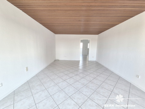 BERK Immobilien – modernisierte 4-Zimmer-Whg mit Aussicht & optionalem eigenen Gartengrundstück - Wohnzimmer (118091)