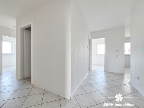 BERK Immobilien – modernisierte 4-Zimmer-Whg mit Aussicht & optionalem eigenen Gartengrundstück - Flur (118095)