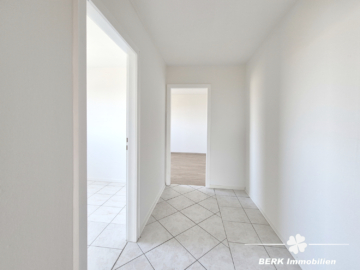 BERK Immobilien – modernisierte 4-Zimmer-Whg mit Aussicht & optionalem eigenen Gartengrundstück - Flur (118101)