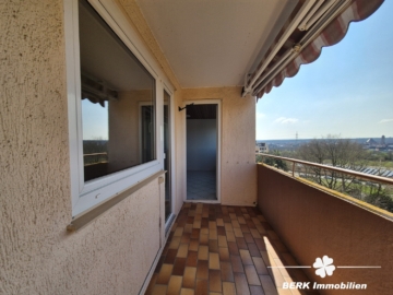 BERK Immobilien – modernisierte 4-Zimmer-Whg mit Aussicht & optionalem eigenen Gartengrundstück - Balkon (118089)