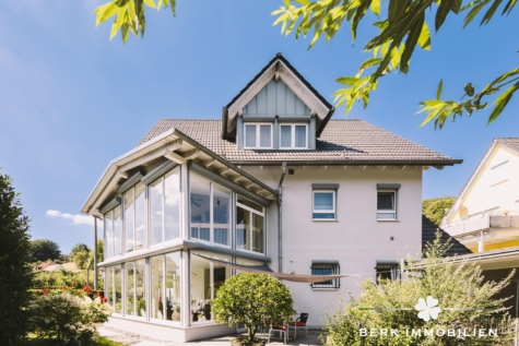 BERK Immobilien – Großzügiges Einfamilienhaus mit Wintergarten, Weitblick und vielseitigem Raumangebot - Hausansicht aus dem Garten (126653)