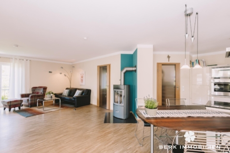 BERK Immobilien – Großzügiges Einfamilienhaus mit Wintergarten, Weitblick und vielseitigem Raumangebot - OG Wohn- u. Essbereich (126664)
