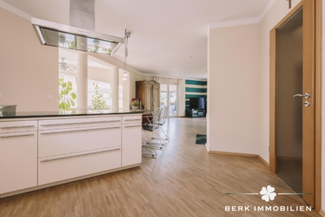 BERK Immobilien – Großzügiges Einfamilienhaus mit Wintergarten, Weitblick und vielseitigem Raumangebot - OG Küche (126666)