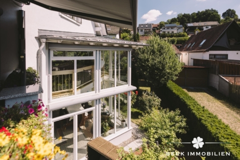 BERK Immobilien – Großzügiges Einfamilienhaus mit Wintergarten, Weitblick und vielseitigem Raumangebot - Außenansicht Wintergarten (126674)
