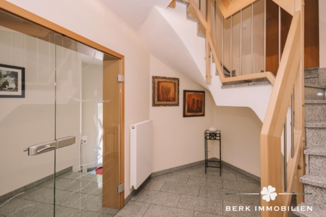 BERK Immobilien – Großzügiges Einfamilienhaus mit Wintergarten, Weitblick und vielseitigem Raumangebot - EG Treppenhaus (126663)
