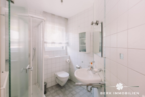 BERK Immobilien – Großzügiges Einfamilienhaus mit Wintergarten, Weitblick und vielseitigem Raumangebot - EG Bad (126662)