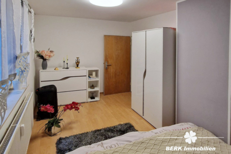 BERK Immobilien – Wohnen und vermieten am ruhigen Waldrand in Leidersbach – Kapitalanlage möglich - Schlafzimmer EG (123292)