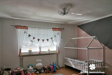 BERK Immobilien – Wohnen und vermieten am ruhigen Waldrand in Leidersbach – Kapitalanlage möglich - Kinderzimmer OG (123295)