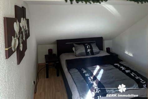 BERK Immobilien – Wohnen und vermieten am ruhigen Waldrand in Leidersbach – Kapitalanlage möglich - Schlafzimmer DG (123304)