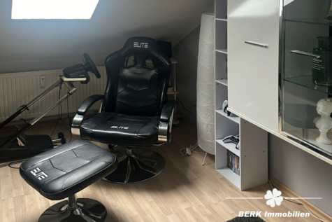 BERK Immobilien – Wohnen und vermieten am ruhigen Waldrand in Leidersbach – Kapitalanlage möglich - Wohnzimmer DG (123306)