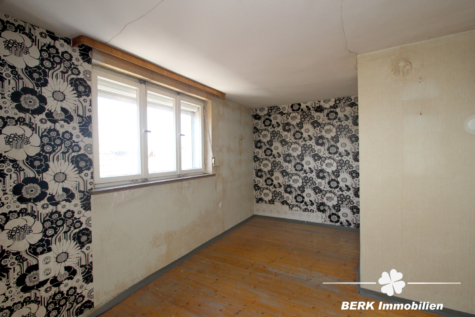 BERK Immobilien – Einfamilienhaus mit Charme und vielfältigen Möglichkeiten in zentraler Lage - Schlafzimmer DG (118662)