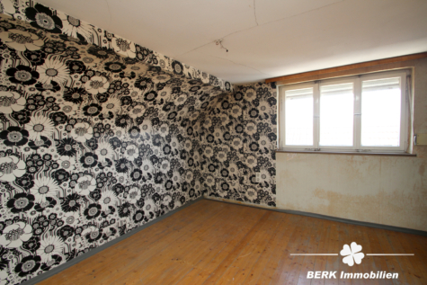 BERK Immobilien – Einfamilienhaus mit Charme und vielfältigen Möglichkeiten in zentraler Lage - Schlafzimmer DG (118661)