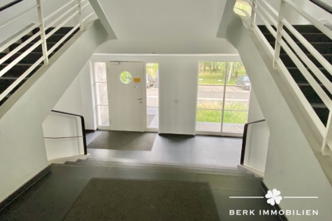 BERK Immobilien – Repräsentative & moderne Büro- oder Praxisfläche in historischem Ambiente - Treppenhaus Eingangsbereich (128406)