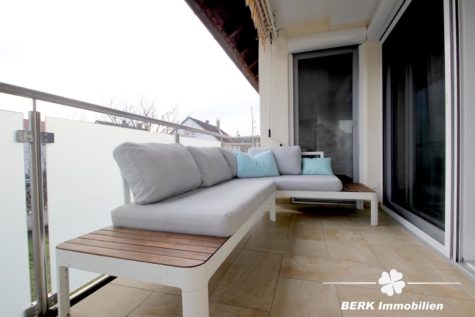 BERK Immobilien – Großzügig und Hell – 5 – Zimmer Eigentumswohnung in ruhiger Lage von Stockstadt - Balkon Sitzecke (114955)