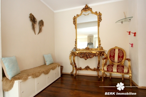 BERK Immobilien – Großzügig und Hell – 5 – Zimmer Eigentumswohnung in ruhiger Lage von Stockstadt - Eingangsbereich (114942)