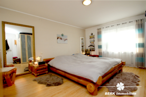 BERK Immobilien – Großzügig und Hell – 5 – Zimmer Eigentumswohnung in ruhiger Lage von Stockstadt - Schlafzimmer (114950)