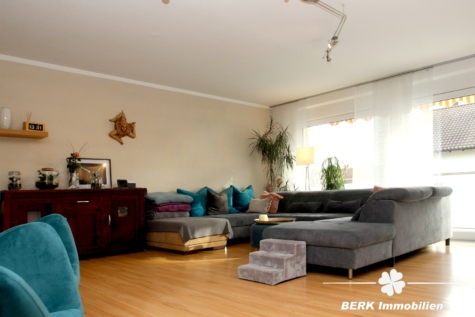 BERK Immobilien – Großzügig und Hell – 5 – Zimmer Eigentumswohnung in ruhiger Lage von Stockstadt - Wohnzimmer (114943)