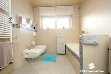 BERK Immobilien – Großzügig und Hell – 5 – Zimmer Eigentumswohnung in ruhiger Lage von Stockstadt - Badewanne (104101)