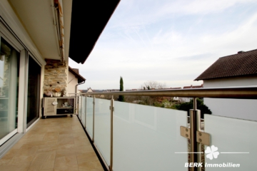 BERK Immobilien – Großzügig und Hell – 5 – Zimmer Eigentumswohnung in ruhiger Lage von Stockstadt - Balkon (104108)