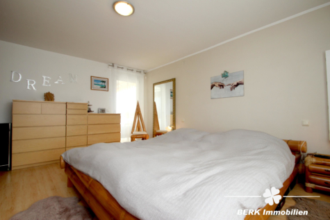 BERK Immobilien – Großzügig und Hell – 5 – Zimmer Eigentumswohnung in ruhiger Lage von Stockstadt - Schlafzimmer (114951)