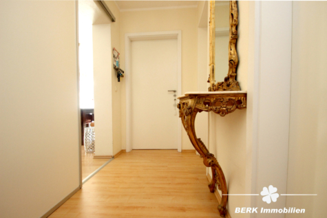 BERK Immobilien – Großzügig und Hell – 5 – Zimmer Eigentumswohnung in ruhiger Lage von Stockstadt - Flur (114940)