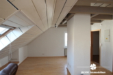 Wohnzimmer - BERK Immobilien – Renovierte 3- Zi.- Wohnung im DG eines ruhigen 3-Parteienhauses