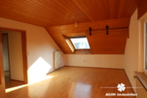 Schlafzimmer - BERK Immobilien – Renovierte 3- Zi.- Wohnung im DG eines ruhigen 3-Parteienhauses