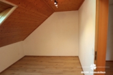 Kinderzimmer - BERK Immobilien – Renovierte 3- Zi.- Wohnung im DG eines ruhigen 3-Parteienhauses