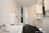Badezimmer - BERK Immobilien – lichtdurchflutete 3-Zimmer Wohnung in zentraler Lage von Mainaschaff