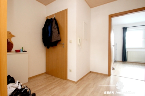 BERK Immobilien – Attraktive 2-Zimmer-ETW in begehrter Lage inkl. EBK und PKW-Stellplatz - Eingangsbereich (128902)