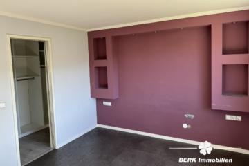 BERK Immobilien – Mehrfamilienhaus mit vielen Möglichkeiten – Selbstnutzer oder Kapitalanlage in Hardheim – Bretzingen - BERK Immobilien - Schlafzimmer mit Ankleide (107356)