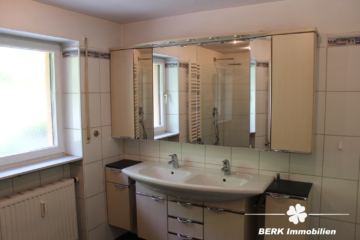 BERK Immobilien – Mehrfamilienhaus mit vielen Möglichkeiten – Selbstnutzer oder Kapitalanlage in Hardheim – Bretzingen - BERK Immobilien - Badezimmer (107359)