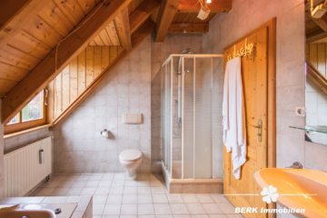 RESERVIERT – BERK Immobilien – Gemütliche Doppelhaushälfte in ruhiger Lage von Kleinwallstadt - Badezimmer OG (106322)