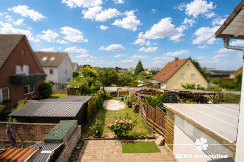 BERK Immobilien – Gepflegtes Reihenmittelhaus mit Garten, Balkon und Garage - Blick in den Garten vom Balkon (124550)