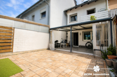 BERK Immobilien – Gepflegtes Reihenmittelhaus mit Garten, Balkon und Garage - Terrasse (124541)