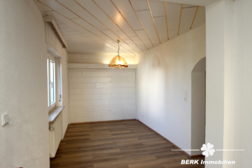 BERK Immobilien – Erstbezug nach Renovierung – Eine Wohnung für Paare die das Besondere lieben - Wohnzimmer (106105)