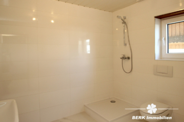 BERK Immobilien – Erstbezug nach Renovierung – Eine Wohnung für Paare die das Besondere lieben - Badezimmer (106109)