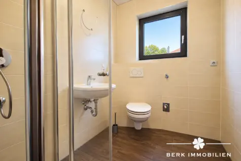 RESERVIERT-BERK Immobilien – Gepflegtes Zweifamilienhaus mit Garten, Terrassen & vielseitigen Nutzungsmöglichkeiten - EG Badezimmer (131703)